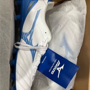 Mizuno Men's White and Blue Soccer Cleats